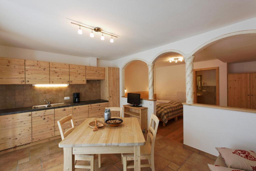 Refugium Laflu Apartments Corvara In Badia Bilik gambar